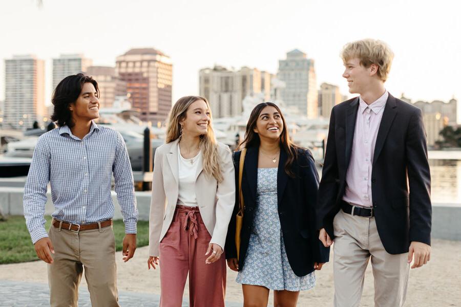 Students from the business administration BSBA program walk along the intercoastal in 西<a href='http://f.ivantseng.com'>推荐全球最大网赌正规平台欢迎您</a>.